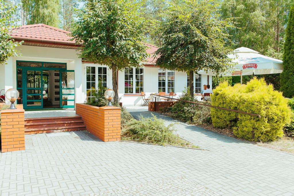 Hotel Pod Sosnami Osieck Exterior foto